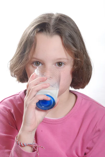 Portrait d'une fille buvant un verre de lait — Photo