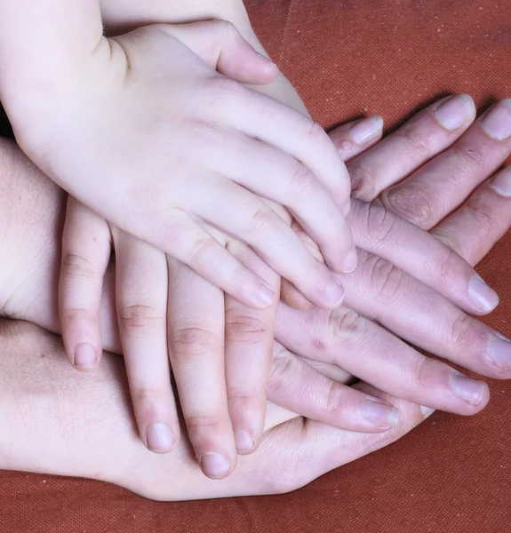 มือเข้าด้วยกัน รักสัญลักษณ์ครอบครัว — ภาพถ่ายสต็อก