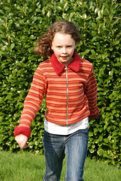 Chica corriendo en el jardín — Foto de Stock