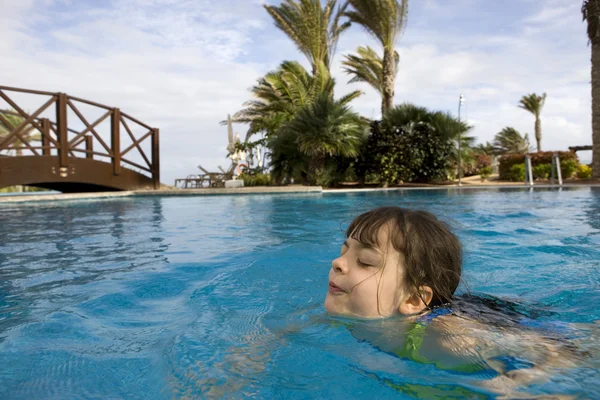 Child swimming — Stock Photo, Image
