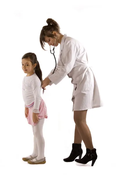 Jeune médecin examinant l'enfant — Photo