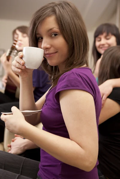 Γυναίκα με καφέ σε ΦΙΛΟΙ που ΣΥΝΑΝΤΟΥΝ το — Φωτογραφία Αρχείου