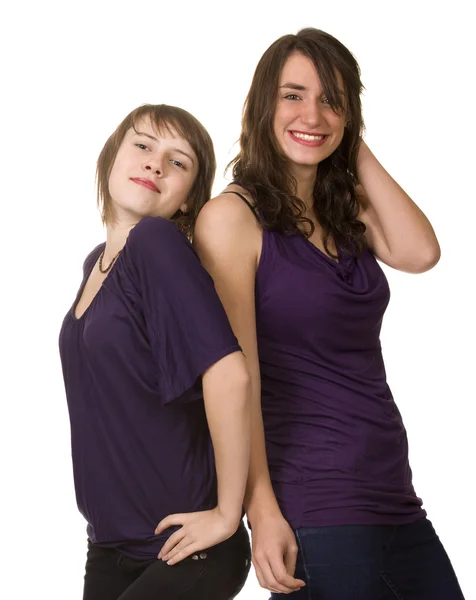 Две юные улыбающиеся подружки — стоковое фото