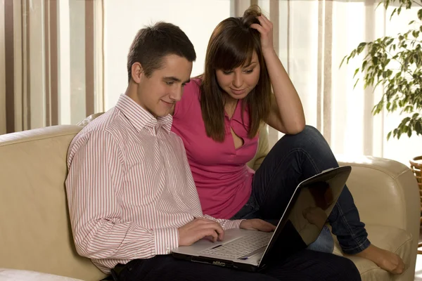 Smiling couple with Laptop — Stock Photo, Image