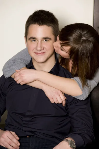年轻夫妇亲吻拥抱 — 图库照片