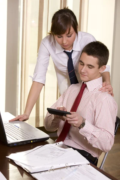 Молода пара працює на ноутбуці — стокове фото
