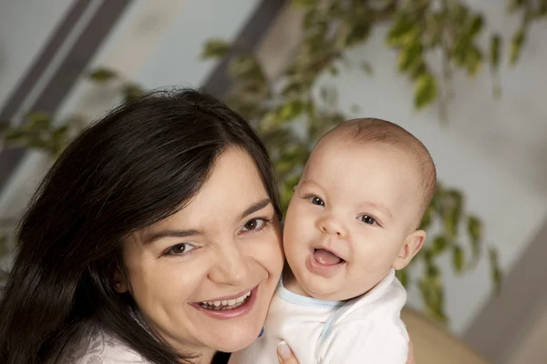 Anne ve bebek gülüyor — Stok fotoğraf