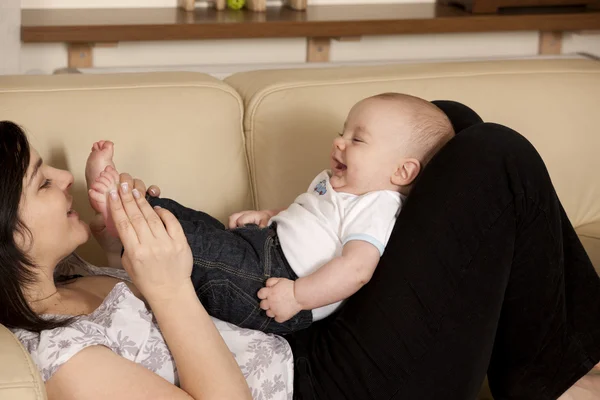 Anne ve bebek gülüyor — Stok fotoğraf
