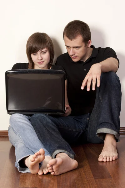 Paar mit Laptop — Stockfoto
