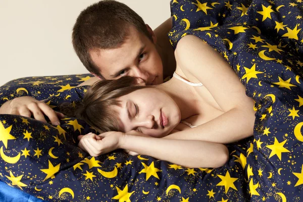 Couple dans le lit — Photo