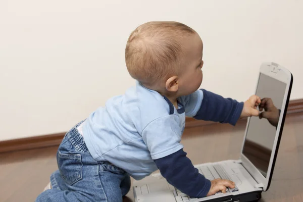 Baby with laptop — Stock Photo, Image