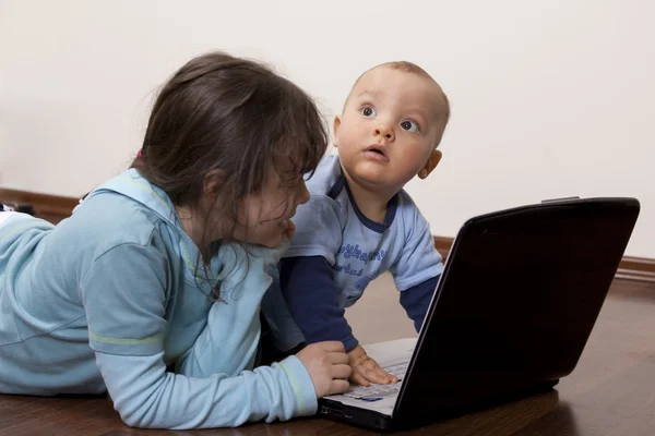 Fratelli e sorelle con laptop — Foto Stock