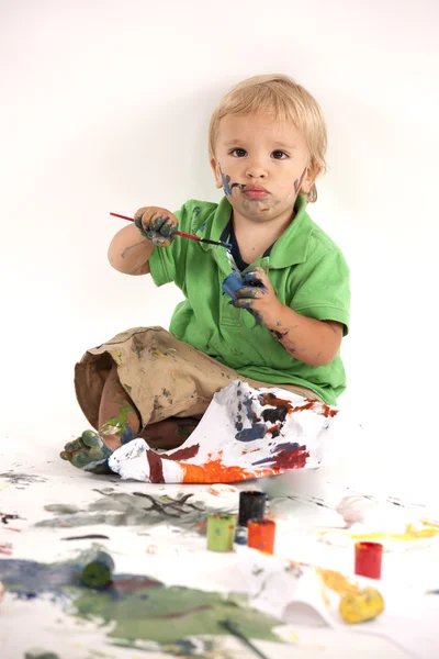 Niño con pinturas — Foto de Stock