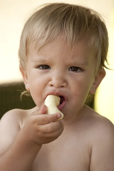 少年食べるクッキー — ストック写真