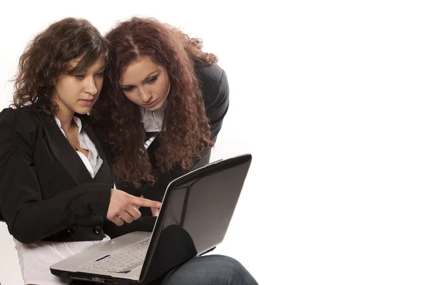 Ler affärskvinnor med laptop — Stockfoto