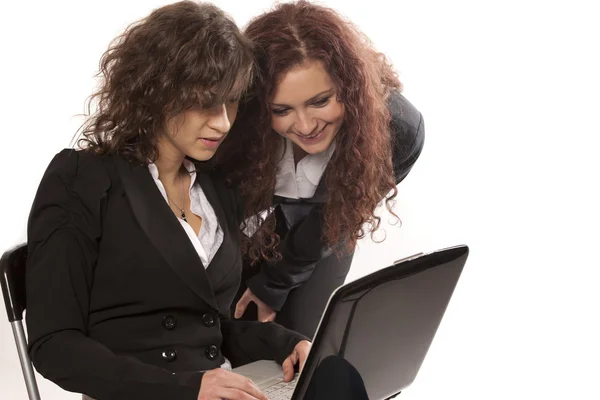 Dizüstü bilgisayar ile gülümseyen iş kadınları — Stok fotoğraf