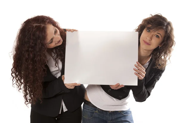 Jeunes femmes tenant panneau d'affichage — Photo