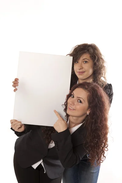 Молодые женщины держат рекламный щит — стоковое фото