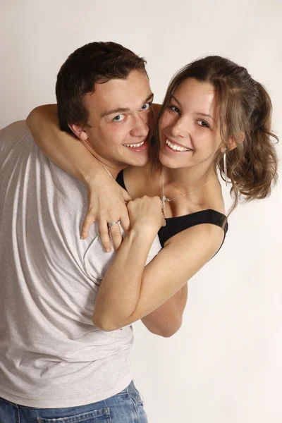 Giovane coppia su sfondo bianco — Foto Stock