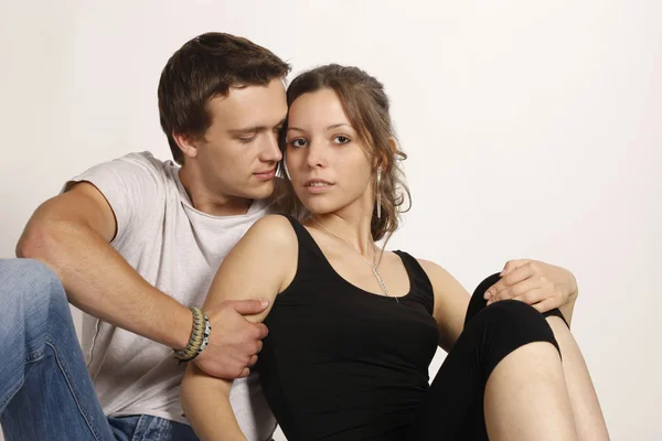 Junges Paar auf weißem Hintergrund — Stockfoto