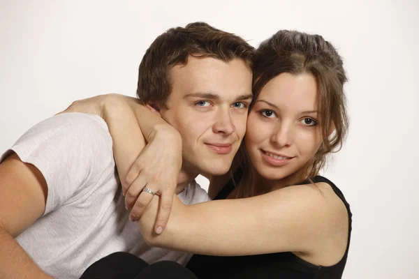 Νεαρό ζευγάρι σε λευκό φόντο — Φωτογραφία Αρχείου