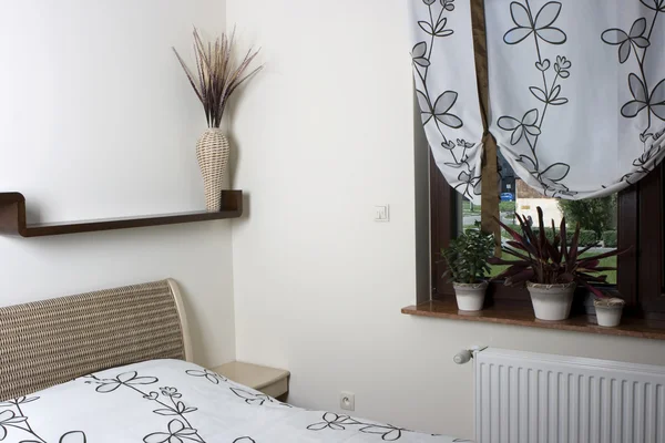 Dormitorio cálido y contemporáneo — Foto de Stock