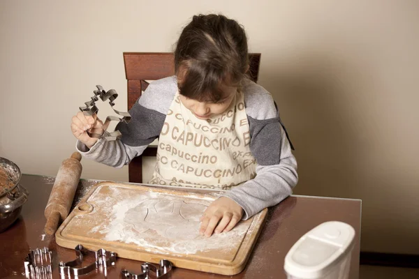 Κορίτσι που κάνει τα μπισκότα — Φωτογραφία Αρχείου