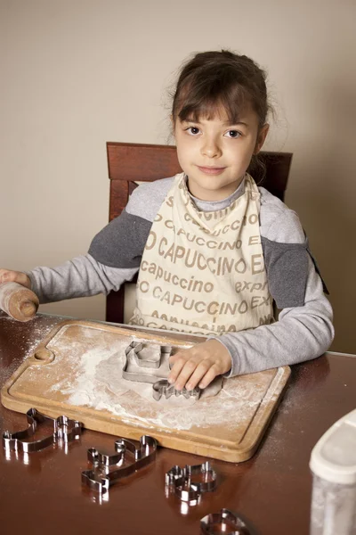 女孩做饼干 — 图库照片