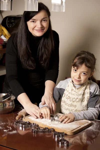 Madre e hija haciendo galletas — Foto de Stock