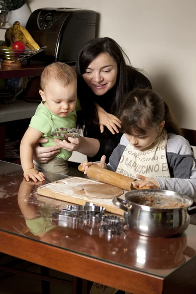 Moeder en kinderen maken van cookies — Stockfoto