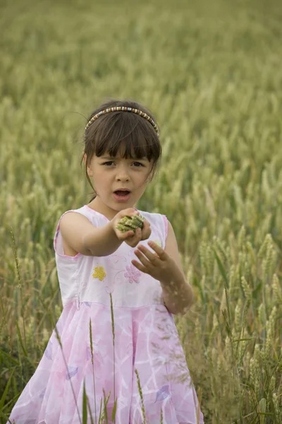 Дитячий фермер тримає зерно — стокове фото