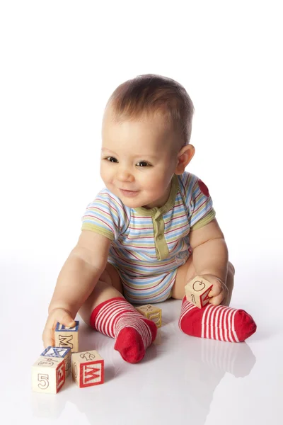 Bébé garçon avec des blocs en bois — Photo