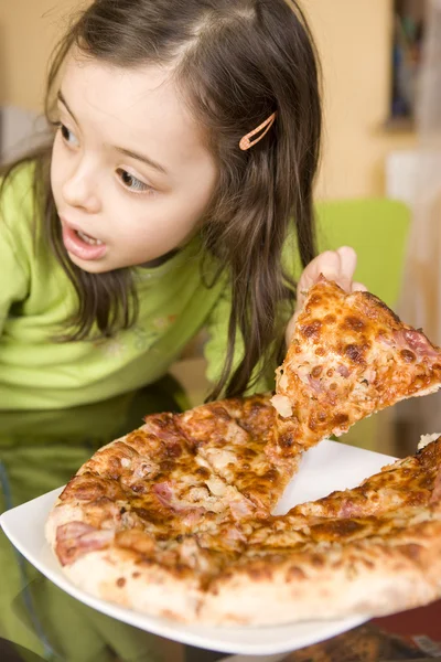 Kind isst Pizza — Stockfoto