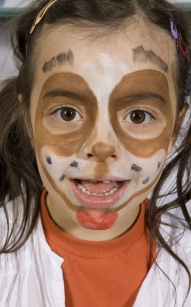 Junges Mädchen mit einem gemalten Hund im Gesicht — Stockfoto