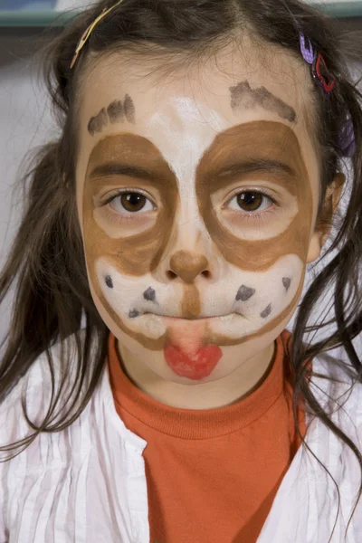 年轻的女孩和她脸上的彩绘狗 — 图库照片