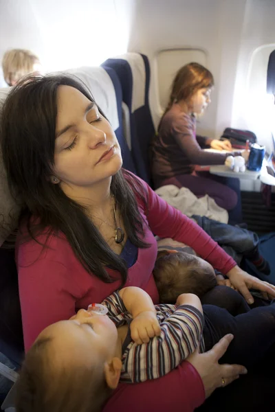 Viagem aérea de família — Fotografia de Stock