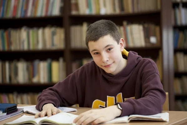 Молодий чоловік у бібліотеці — стокове фото