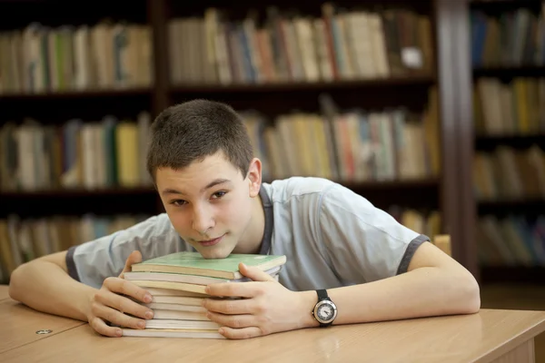 Junger Mann in der Bibliothek — Stockfoto