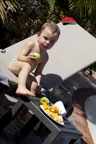 Мальчик с фруктами — стоковое фото