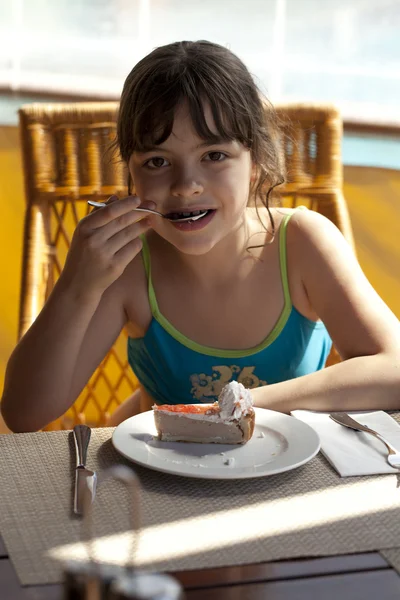 Κορίτσι με κέικ — Φωτογραφία Αρχείου