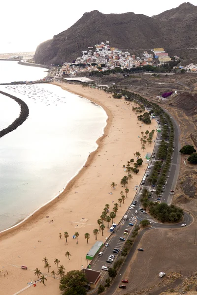 Panoramautsikt över tropiska kusten med strand och berg Royaltyfria Stockbilder