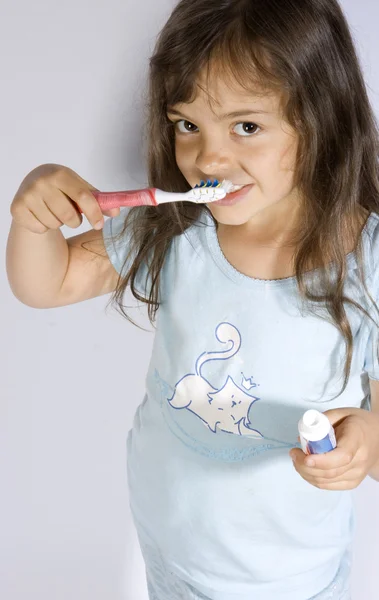 Ung flicka brusihng hennes tänder — Stockfoto