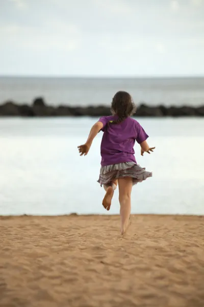 Girl running to the sea — Stock Photo, Image