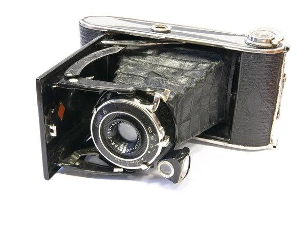 Старая камера на изолированном белом — стоковое фото