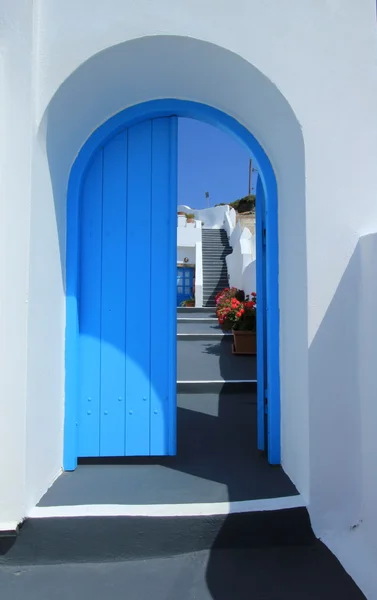Дверь и лестница, Санторини, Греция — стоковое фото