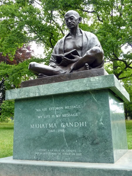 Άγαλμα του Μαχάτμα Γκάντι, ariana πάρκο, Γενεύη, Ελβετία — Φωτογραφία Αρχείου