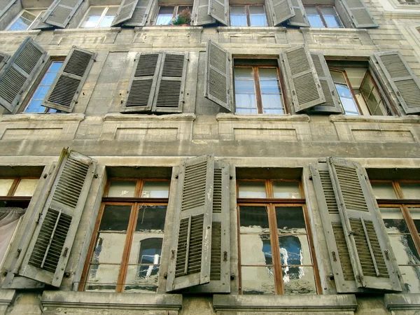 Edifício velho e sujo — Fotografia de Stock