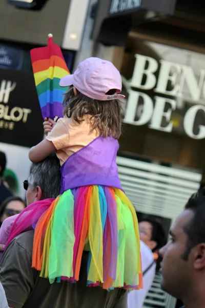 Маленькая девочка на гей-параде 2011, Женева, Швейцария — стоковое фото