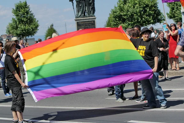 Радужный флаг на гей-параде 2011, Женева, Швейцария — стоковое фото