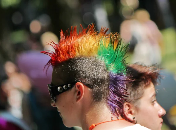 Cheveux punk colorés à la Gay Pride 2011, Genève, Suisse — Photo